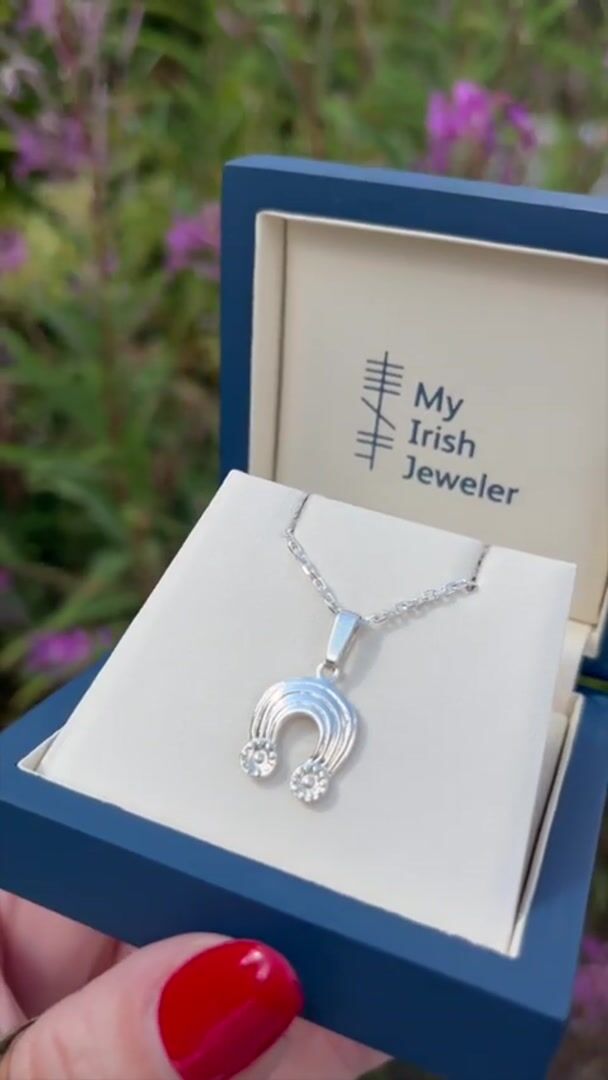 Petite Gleninsheen Collar Necklace Video